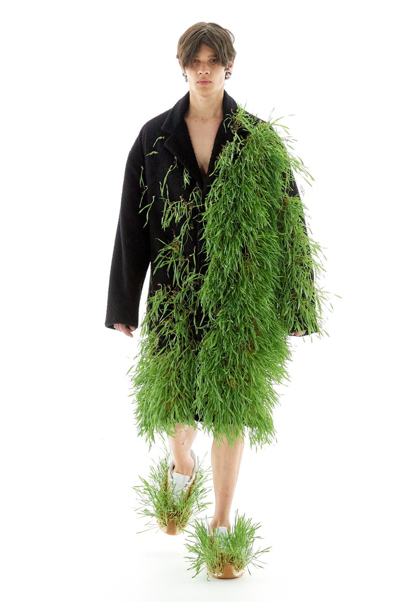 rebecamaccise's tweet photo. Ya sabemos nombre de la exhibición del MET 2024: “Sleeping Beauties: Reawakening Fashion”. Será sobre sostenibilidad. Dice Andrew Bolton, curador del Costume Institute, que es “una oda a la naturaleza. La naturaleza como una metáfora de la moda y de su fragilidad y efimeridad". https://t.co/c1orus7ZY9