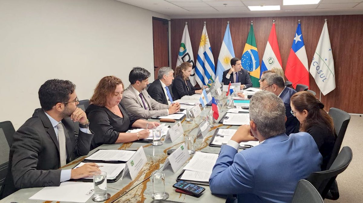 DefPublicaEC's tweet photo. 🔴 #AHORA 

El Defensor Público General, @AngelTorresDPG, participa en la XXXVII sesión ordinaria de Defensoras y Defensores Públicos Oficiales del @mercosur (#REDPO).

En la agenda de trabajo se analizarán varios temas: proyectos en materia de Derechos Humanos; sistematización y seguimiento de actos de tortura y otras formas de violencia; proyecto de tecnologías de la información y las comunicaciones; seguimiento de los debates en el Foro Especializado Migración desde el MERCOSUR; entre otros.

#SeguimosCreciendo 📈
#DefensoríaInternacional 🌐