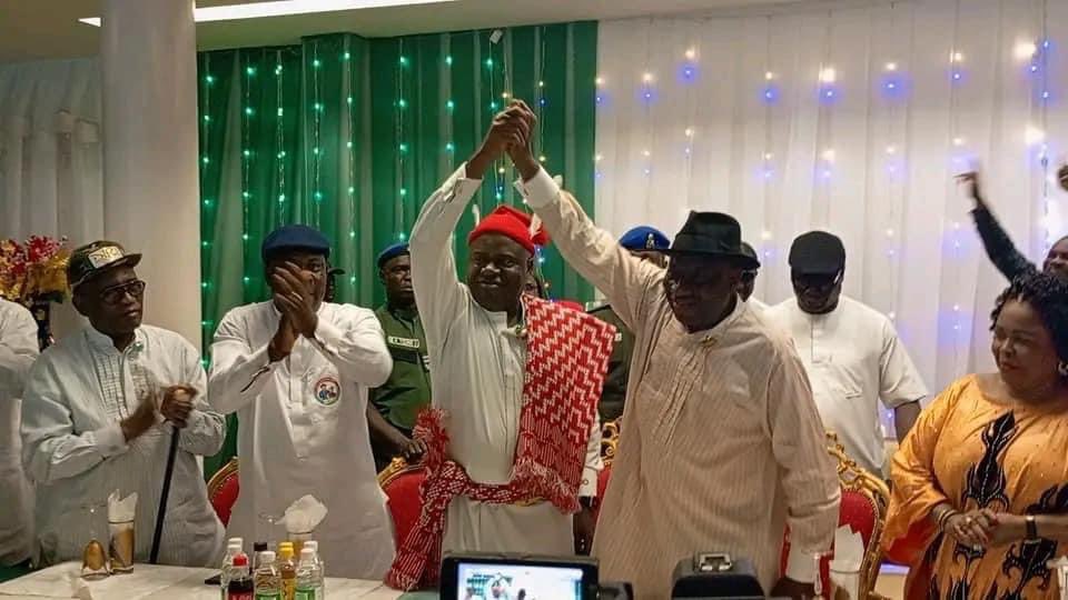 Just in..

President Goodluck Jonathan receives Sen. Douye Diri ahead of Saturday Guber polls, publicly lifts the hands of Governor Diri as a sign of endorsement for victory.

@OfficialPDPNig  @PDPVanguard @BayelsaStateGov @oreski27