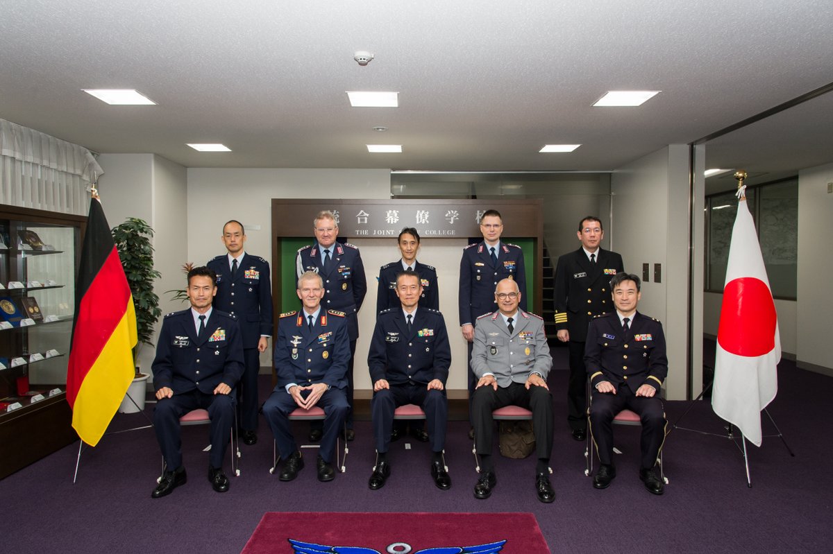SKB_JSES's tweet photo. Im 🇯🇵 Joint Staff College stellte der #InspSKB die #Streitkräftebasis vor: das Kommando, das mit #Logistik, #Feldjägern und #ABCAbwehr weltweit für 🇩🇪 militärische Operationen möglich macht. Auch die Unterstützung der #Ukraine war dabei ein wichtiges Thema.
#IndoPazifik https://t.co/iiT5qwEpn9