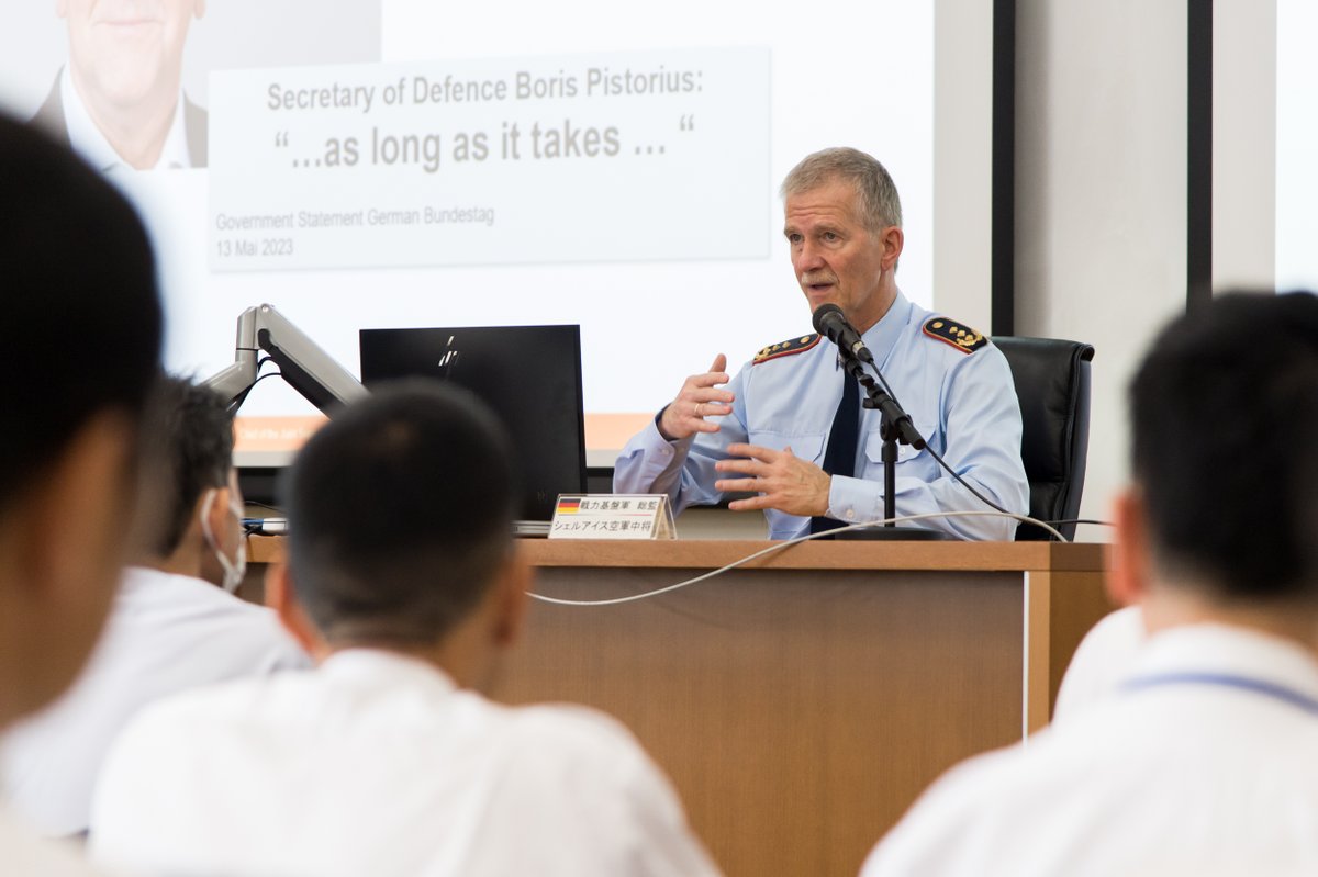 SKB_JSES's tweet photo. Im 🇯🇵 Joint Staff College stellte der #InspSKB die #Streitkräftebasis vor: das Kommando, das mit #Logistik, #Feldjägern und #ABCAbwehr weltweit für 🇩🇪 militärische Operationen möglich macht. Auch die Unterstützung der #Ukraine war dabei ein wichtiges Thema.
#IndoPazifik https://t.co/iiT5qwEpn9