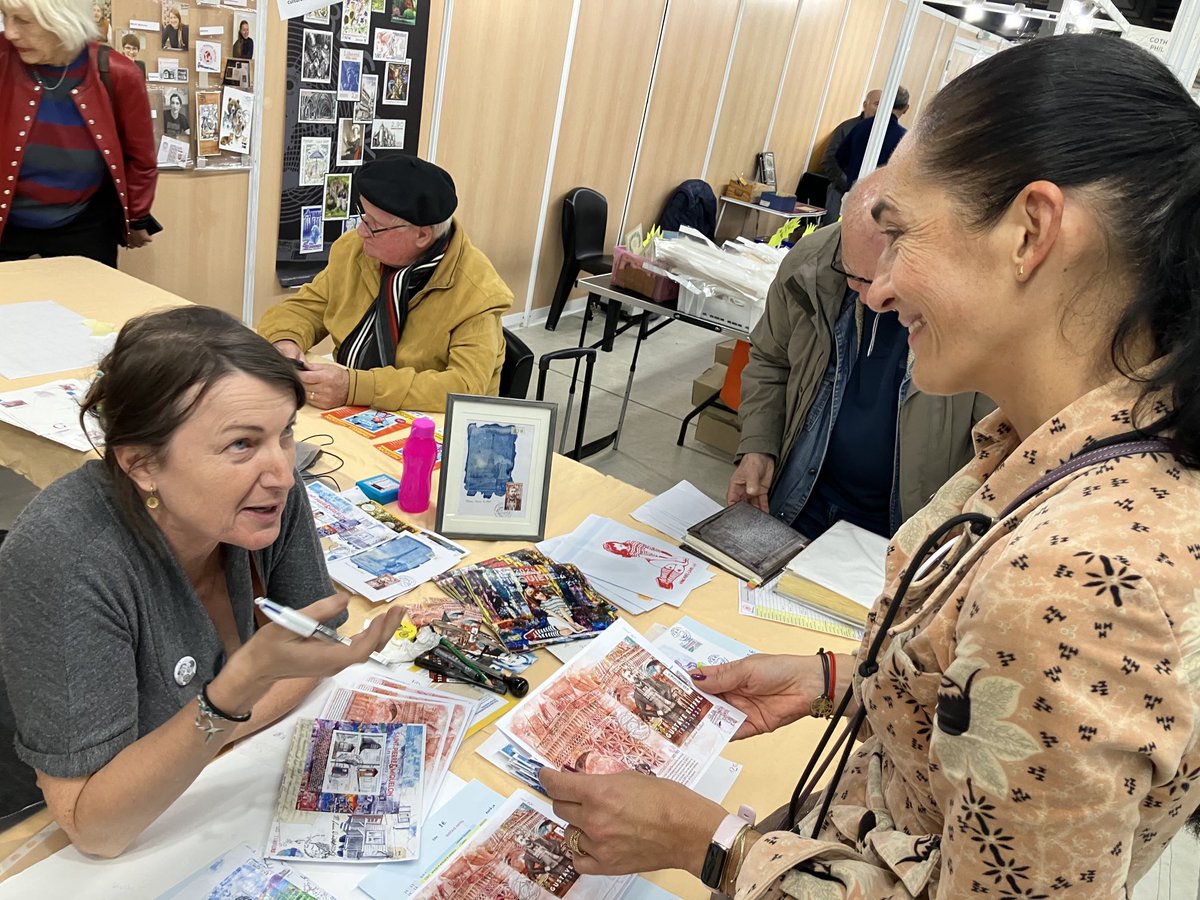 Au Salon philatélique d’automne à Champerret à gauche l’artiste Marie-Laure Drillet face à ⁦@SGodeluck⁩ de Philaposte ⁦@ArtTimbreGrave⁩ ⁦@LPNews_IDF⁩