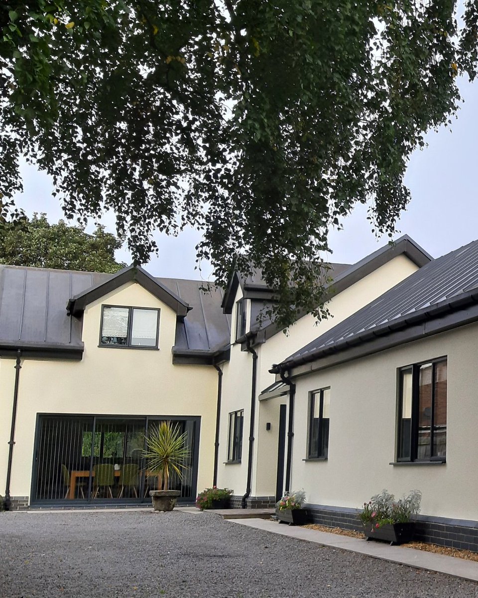 Have you considered warm neutrals? While off-white shades are a popular choice, warmer and richer neutrals such as Witney Cream are a fantastic way to add further depth to your home's exterior.

📸: Mark Harrison
🎨: Emperor Masonry Paint in Witney Cream

#EmperorPaint