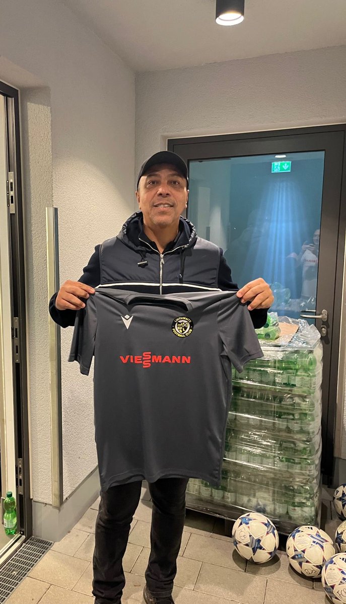 Viessmann Climate Solutions UK (@viessmanncs_uk) on Twitter photo What do we have here? Is it two <a href="/FCBayemEN/">FC Bayern MΓΌnchen</a> legends holding our <a href="/FcLinthwaite/">LinthwaiteFC</a> sponsored jerseys? π What do we have here? Is it two <a href="/FCBayemEN/">FC Bayern MΓΌnchen</a> legends holding our <a href="/FcLinthwaite/">LinthwaiteFC</a> sponsored jerseys? π