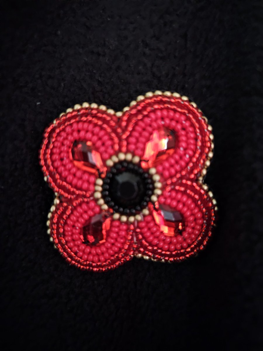 Quill and bead work was the Indigenous people's way of decorating baskets, making medallions, earrings, and as shown here poppies. Happy Indigenous Veterans awareness day! 
Thank you for fighting for our country.
@hfx_arts <a href="/HRCE_NS/">Halifax Regional Centre for Education</a> <a href="/HRCEFineArts/">HRCEFineArts</a>