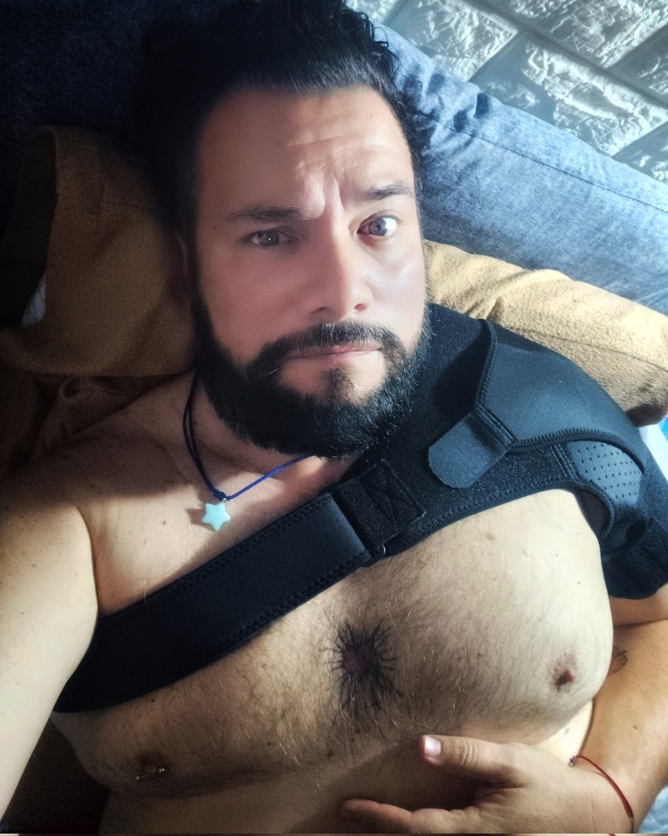 CarlosSerna's tweet photo. Y por esto odio el frío... regresan las neuropatías, se endurecen mis músculos (ahorita son los del brazo) y casi me inmovilizan, ppr lo que tengo que usar éste soporte, casi hasta para dormir 🤟🏻😭 #hatecold #teamcalor https://t.co/6OdGuQc49q