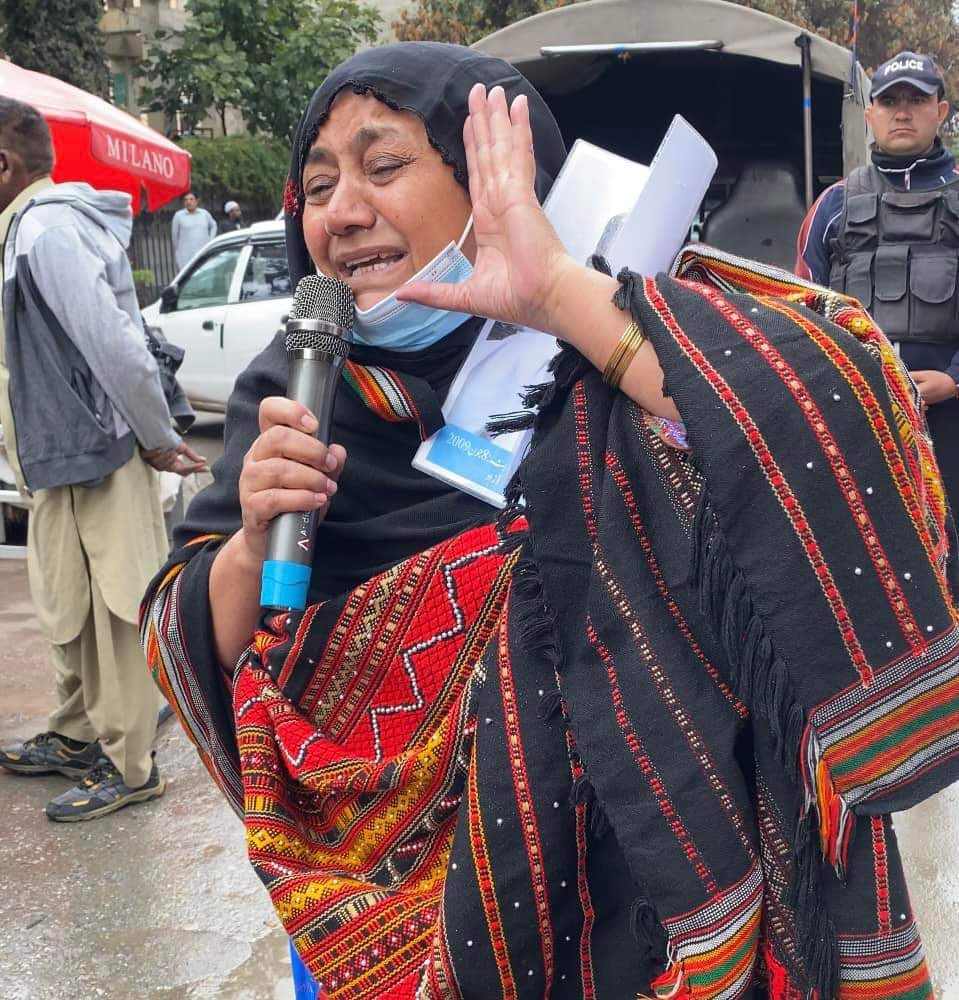 14سالوں سےانتظارکرتی اس ماں کے پیروں میں پڑےچھالےبھی خشک ہوگئےہونگے
انتظارکےاذیت کاہرتلخ گھونٹ امیدکے ساتھ نگل رہی ہوگی
مگرآج بھی سڑکوں پہ آتی ہےتوناتحریک سےشکوہ نہ زاکر کےنظریےسےگلہ کرتی ہے
اورکہتی ہےمیں زاکر، اس کےنظریہ اوربرداشت کوسلام کرتی ہوں
کیایہ مائیں انقلاب کےکارکن نہیں؟