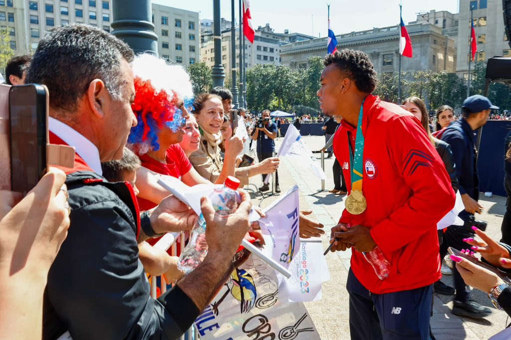 TeamChile_COCH's tweet image. 🤩 ¡ M A R A V I L L O S O ! 🤩

El Team Chile 🇨🇱 fue recibido en el Palacio La Moneda por el Presidente @GabrielBoric y miles de persona que se acercaron a saludar a nuestros deportistas ☺️☺️☺️.

¡Muchísimas gracias! 🫶🫶🫶

#VamosTeamChile ☺️