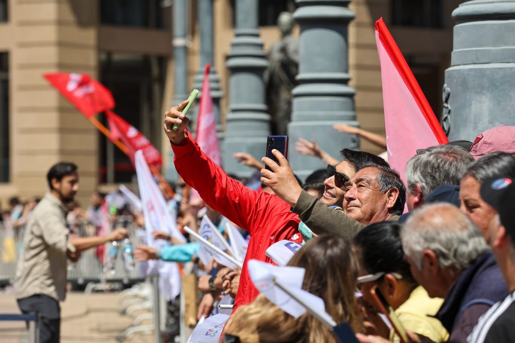 TeamChile_COCH's tweet image. 🤩 ¡ M A R A V I L L O S O ! 🤩

El Team Chile 🇨🇱 fue recibido en el Palacio La Moneda por el Presidente @GabrielBoric y miles de persona que se acercaron a saludar a nuestros deportistas ☺️☺️☺️.

¡Muchísimas gracias! 🫶🫶🫶

#VamosTeamChile ☺️