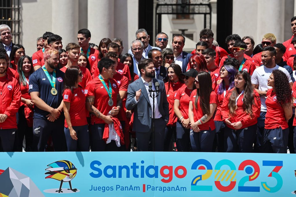 TeamChile_COCH's tweet image. 🤩 ¡ M A R A V I L L O S O ! 🤩

El Team Chile 🇨🇱 fue recibido en el Palacio La Moneda por el Presidente @GabrielBoric y miles de persona que se acercaron a saludar a nuestros deportistas ☺️☺️☺️.

¡Muchísimas gracias! 🫶🫶🫶

#VamosTeamChile ☺️