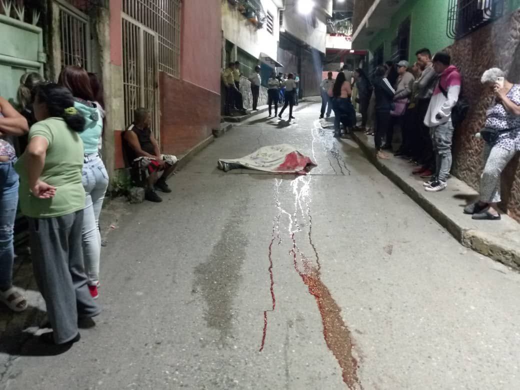 PanCalienteV's tweet photo. #NOTICIA 🚨

Asesinan a un hombre al salir de una fiesta en Petare
El hombre quedo identificado como Adonais Pérez, de 32 años de edad, fue asesinado de múltiples disparos en el Callejón 19 de abril, en la parroquia La Dolorita, en el municipio Sucre, este 5 de noviembre. https://t.co/KxXJ1x2ix7