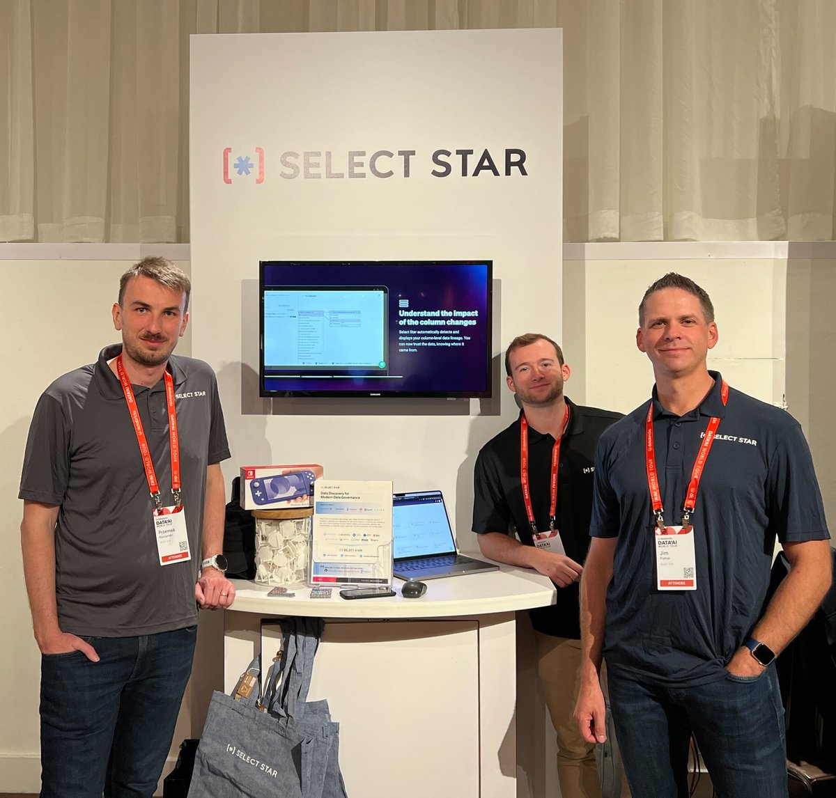 The Select Star team is in The Big Apple 🍎 today for #dataaiworldtour! Stop by our booth for a demo with the best of the bunch and see the latest and greatest! While you're there, make sure to take a guess at home many tables are in our database. Closest guess wins a Switch 🏆
