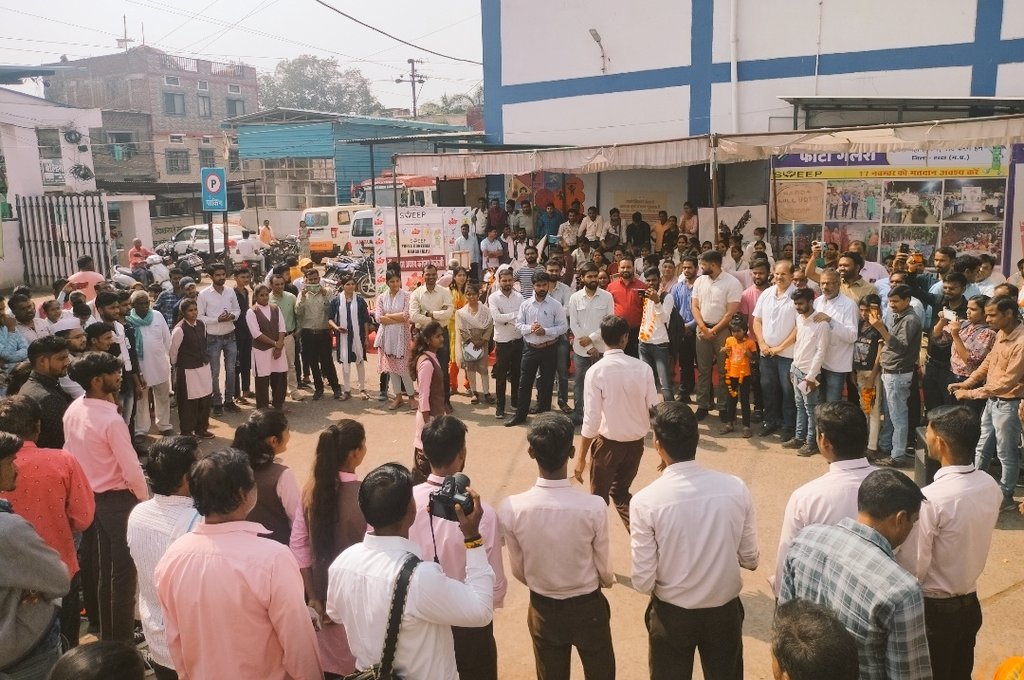 HardaSveep's tweet photo. ✓रैली में दिव्यांग जनों का एवं वृद्ध जनों का सम्मान किया गया और उन्हें मतदान करने हेतु शपथ दिलवाई गई।
@rajivkumarec 
@CEOMPElections 
@ECISVEEP 
@SpokespersonECI 
@projsharda 
@jansamparkmp
#AssemblyElections2023 https://t.co/7wqLpdXHp4