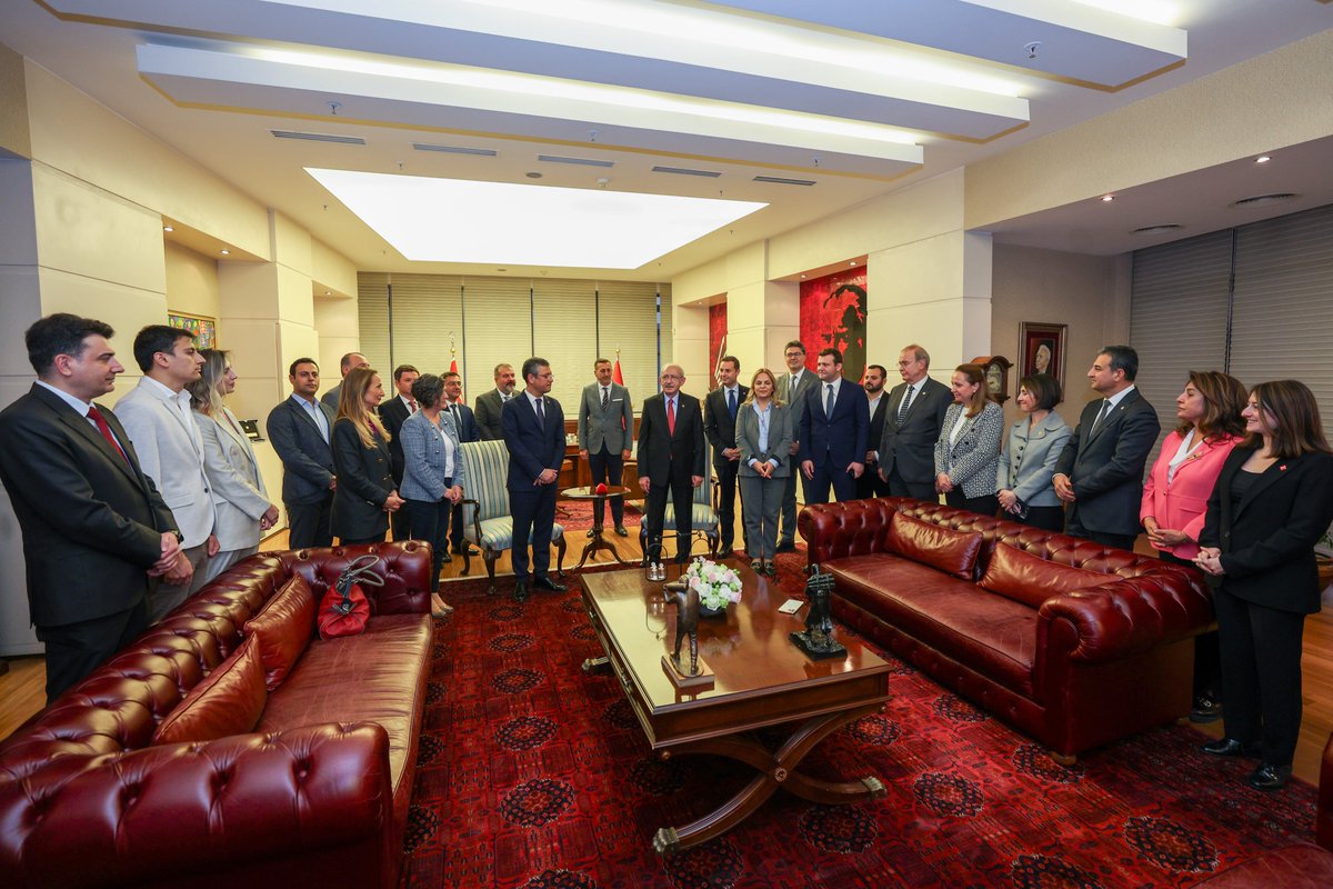 herkesicinCHP's tweet photo. Cumhuriyet Halk Partisi 38. Olağan Kurultayı’nda Genel Başkan seçilen Özgür Özel, CHP Genel Merkezi’nde düzenlenen devir teslim töreninde görevi, CHP 7. Genel Başkanı Kemal Kılıçdaroğlu’ndan devraldı. Genel Başkanımız Özgür Özel, devir teslim töreninin ardından Genel Merkez'de çalışmalarına başladı.