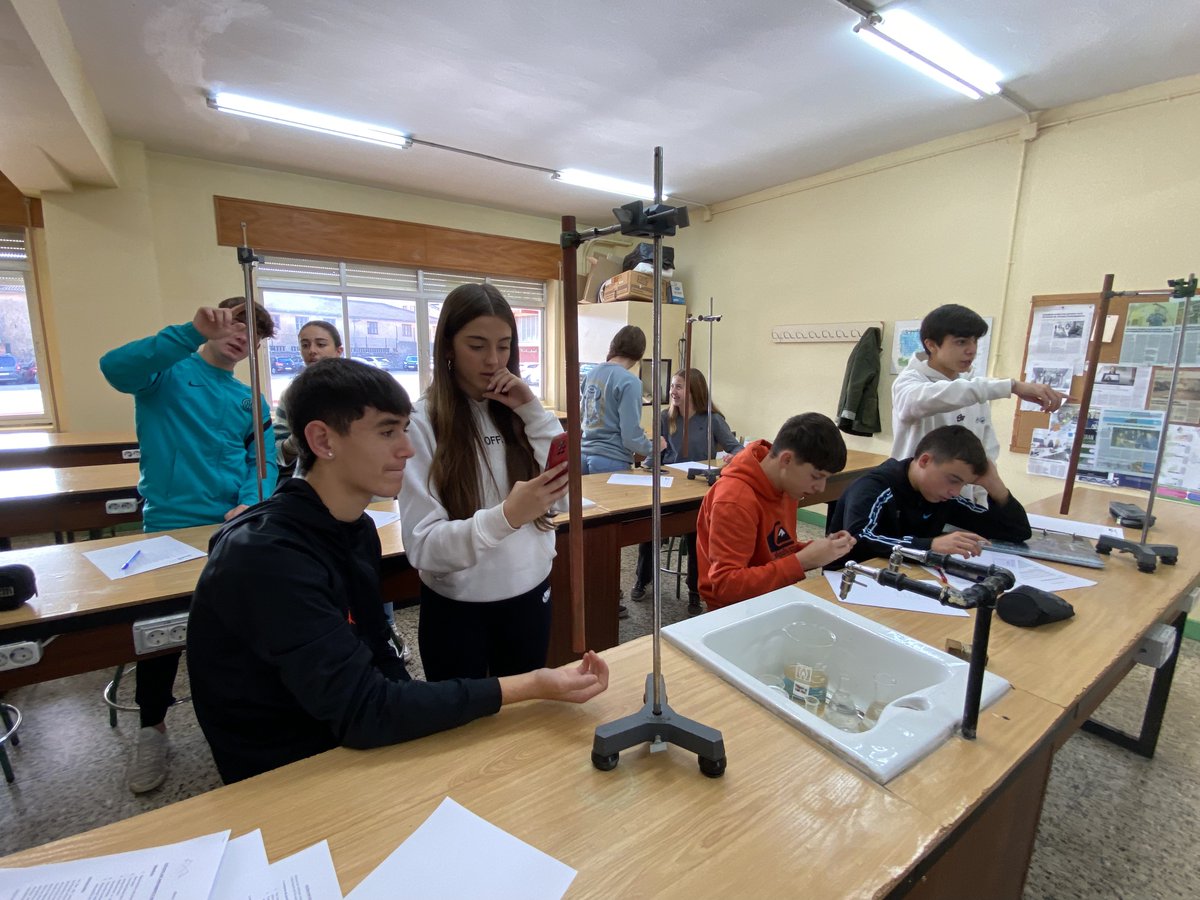 Qué maravilla cuando ves un laboratorio entero trabajando en orden el Mov. Rect. Uniforme. Y qué bueno cuando oyes los primeros "mira qué guapo!!" al ver a ese imán cayendo a 9 cm/s. 
I❤️LeydeLenz
Os dejo vídeo y guion por si la queréis hacer