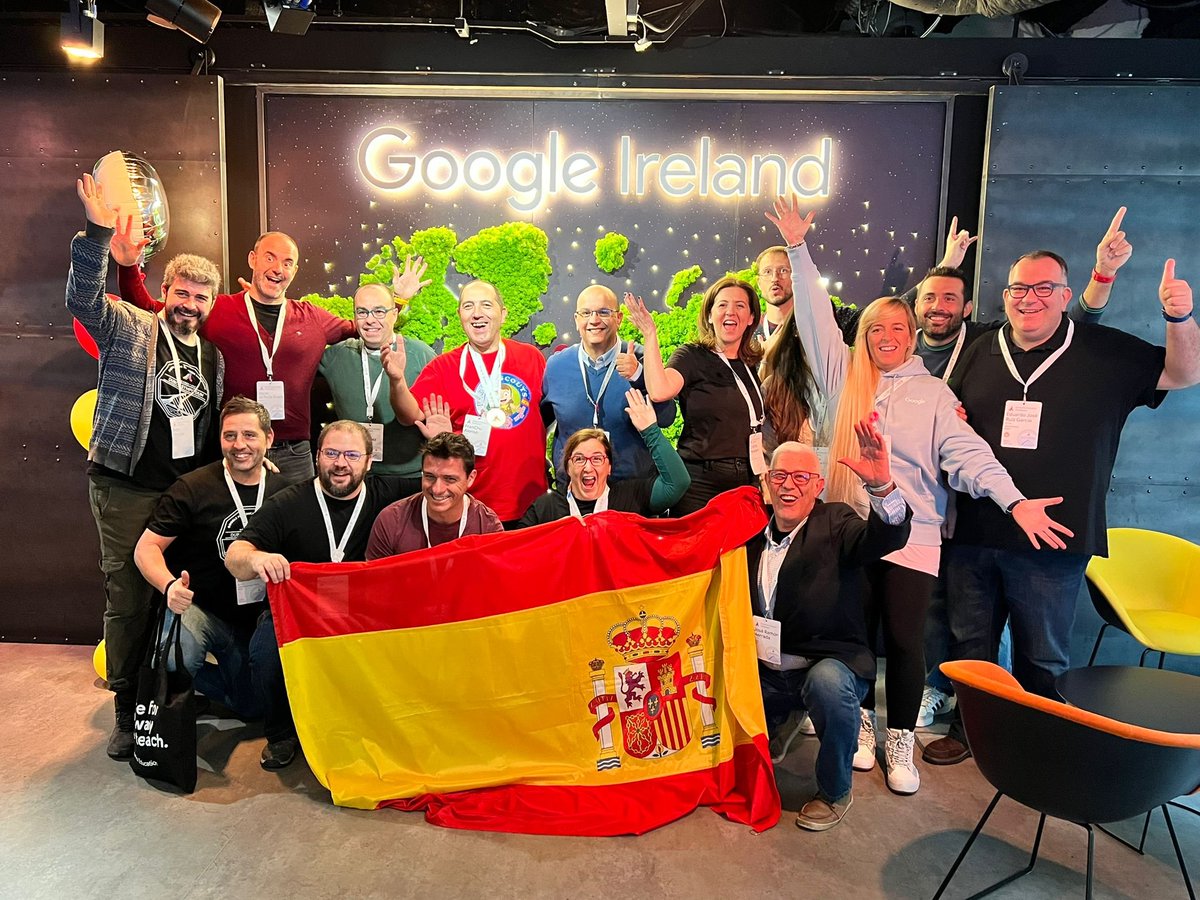 Group of Spanish teachers 👩‍🏫🧑‍🏫at the #Googlechampions symposium. People very dedicated to their students👨‍💻. Improve by and for them.