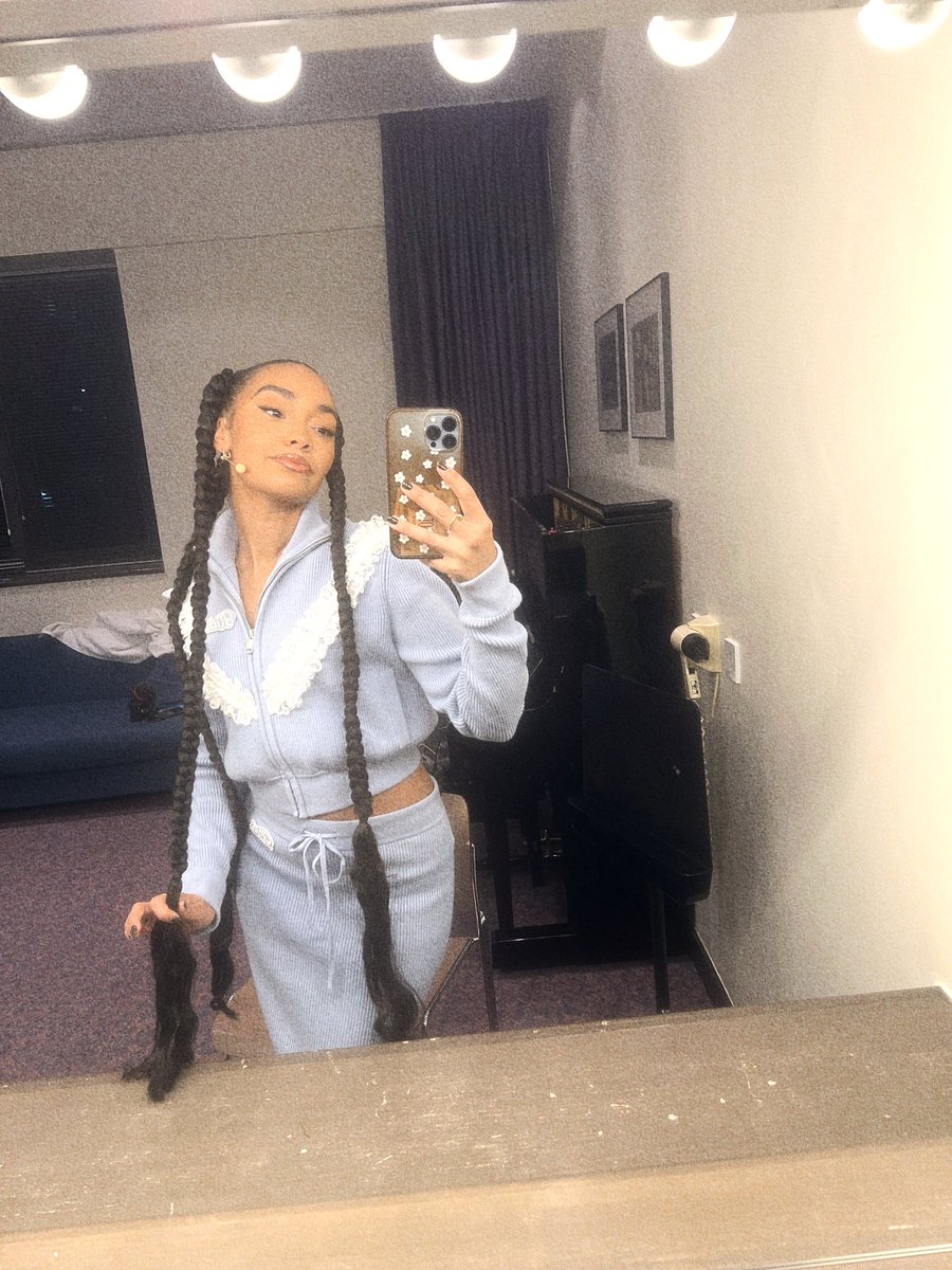 LEIGHZIP's tweet image. 🩵🪞🧊🫐