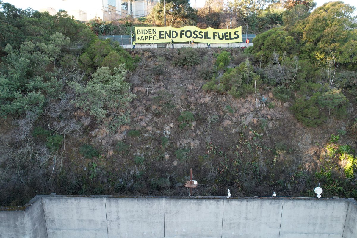 oil_action's tweet image. Breaking: A massive 70' banner has been hung across the Bay Bridge - demanding an End To #FossilFuels -  days before @POTUS and @APEC leaders meet in San Francisco.