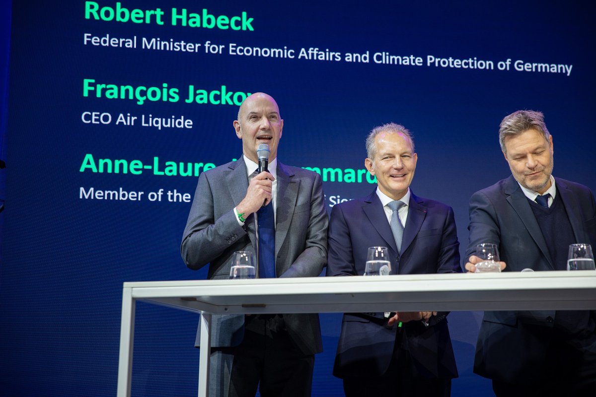 RolandLescure's tweet photo. Produire des stacks d’électrolyseurs au cœur de Berlin : un projet industriel franco-allemand formidable, entre @Siemens_Energy et @airliquidegroup que nous avons inauguré avec @Bundeskanzler et Robert Habeck. 

C’est en Européens que nous resterons leader sur l’hydrogène. https://t.co/M0lUgMb7tw