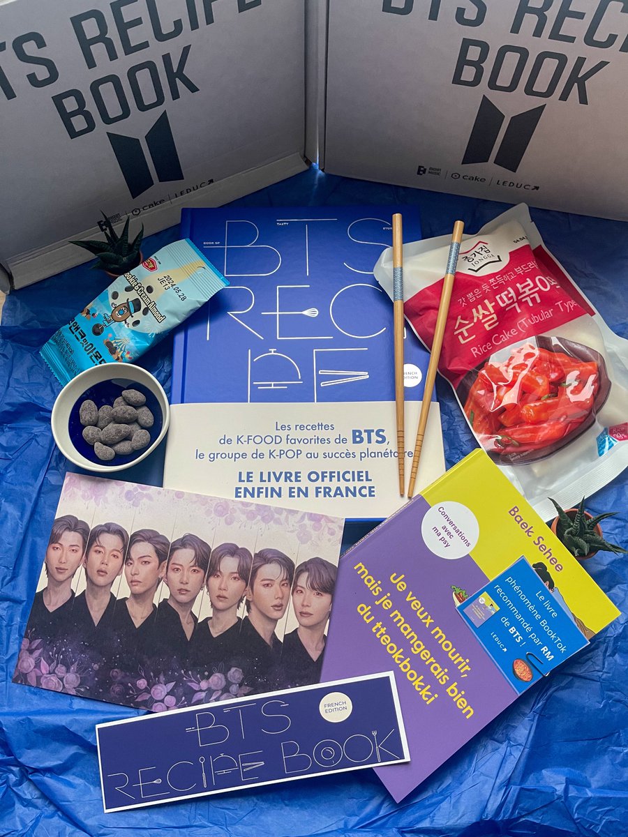BTS_France_twt's tweet photo. Merci aux @editionsleduc de nous avoir envoyées cette incroyable box pour la sortie de "BTS Recipe Book" !
Nous avons hâte de nous mettre aux fourneaux !🥢🍜
Vous aussi participez au challenge #CookWithBTS en reproduisant les recettes de @BTS_twt ! Et profiter du temps de cuisson pour découvrir "Je veux mourir mais je mangerais bien du tteokbokki" de Baek Sehee, livre recommandé par #RM !
Vous pouvez retrouver les livres dans toutes les librairies proches de chez vous !
#BTS_RECIPE_BOOK_France #BTS