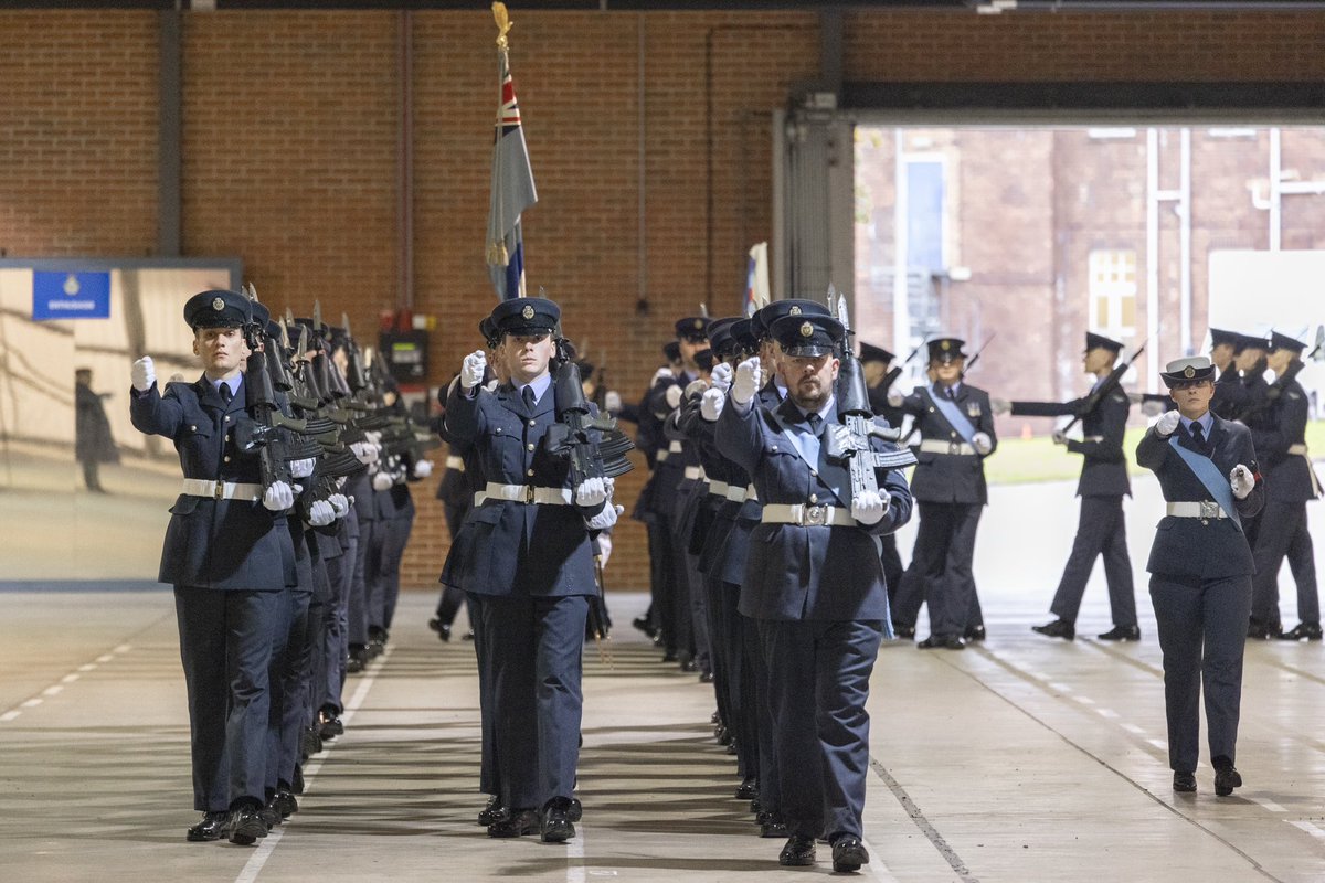 Congratulations to the 61 recruits from Beckett intake 729 who graduated from the basic recruit training course at RAF Halton today. Reviewing Officer, Air Commodore Harper, congratulated them on such an impressive achievement and wished them luck in their future RAF careers 💪