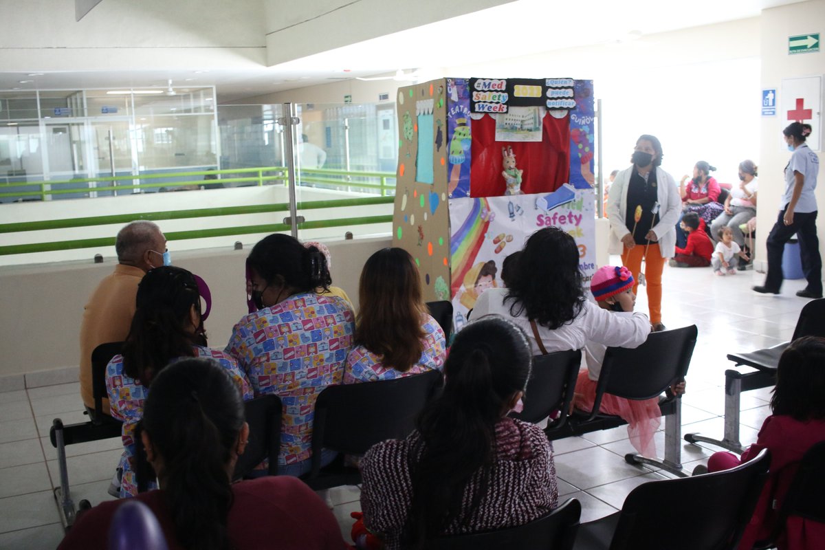 HEPChiapas's tweet photo. La Unidad de Farmacovigilancia del Hospital de Especialidades Pediátricas dentro de la #SemanaDeMedicamentosSeguros lanza la obra de teatro guiñol ¿Quién puede notificar?. Así como también dinámicas con juegos de lotería y serpientes y escaleras con la temática del #MedSafetyWeek https://t.co/Ib80HxG1io