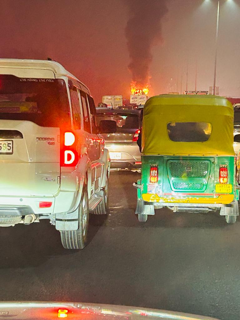Major bus fire incident on NH 24 Gurugram, closer to Star Mall! Emergency services are on the scene, major traffic jam. 

Our hearts go out to everyone affected by this incident. 🙏🙏

#Gurugram #Busfire