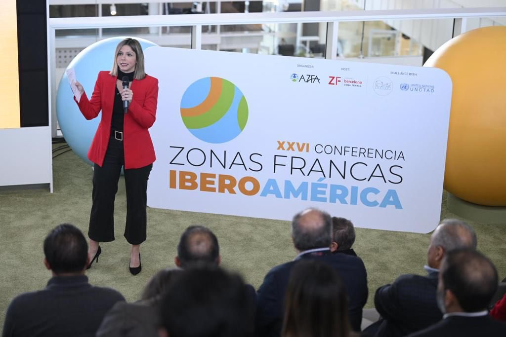 czfuy's tweet photo. La #CZFUY presente en VVXI Conferencia #ZonasFrancas representada por @MartinDovat y @juan_opertti. Las Zonas Francas de Iberoamérica convergen en este evento organizado por #AZFA. Logística 4.0, Sostenibilidad, IA y Talento Humano así como Impuesto Global en los conversatorios. https://t.co/xIhGa9DIlR