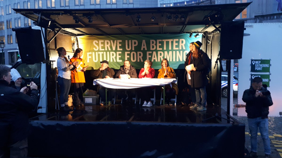 GFGFActionDays's tweet photo. Demands from hundreds of European citizens have been served to Members of the European Parliament🍽️. They urgently call for sustainable food systems, but only [5] out of [129] invited MEPs came to this protest. #WeCantEatPromises
https://t.co/6rCFxIgoNw https://t.co/coYsr5oVm5