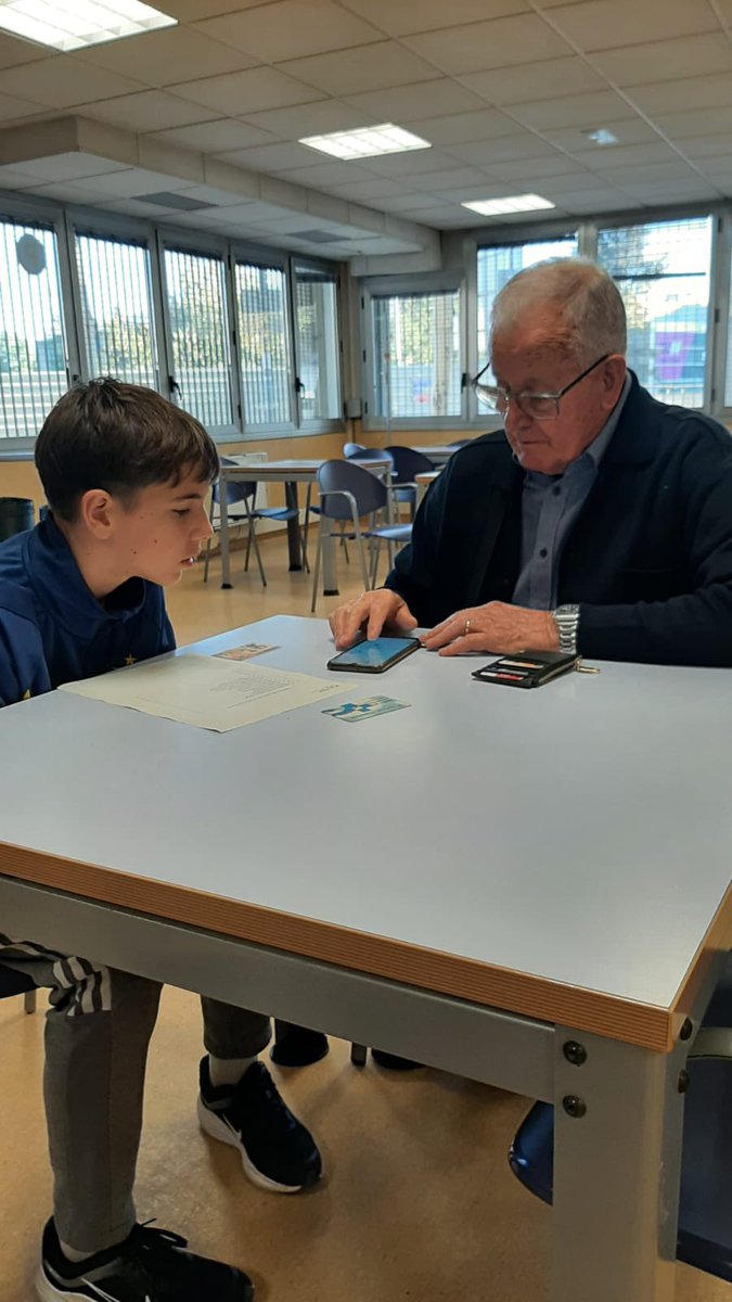 👵🏼👴 Els alumnes de 4t d’ESO comencen l’ #aprenentatgeservei a la Llar d’avis de Santa Magdalena. Els nois de l’escola donen un cop de mà a les persones grans amb l’ús de les noves tecnologies #aprenantatgesignificatiu #4tESO