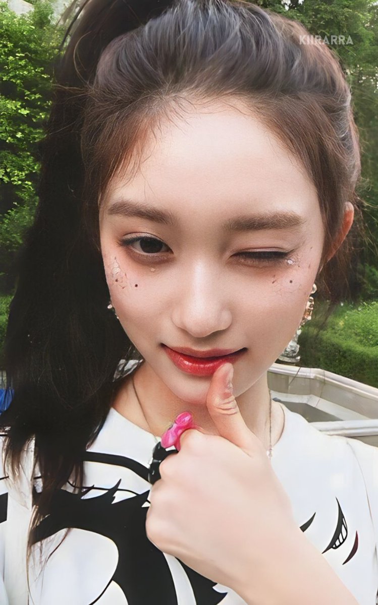 KIIRARRA's tweet photo. Ive Mine Photocard Scan
   Ktown4U Pre Order Benefit

Liz Leeseo https://t.co/8ugDBDav7s