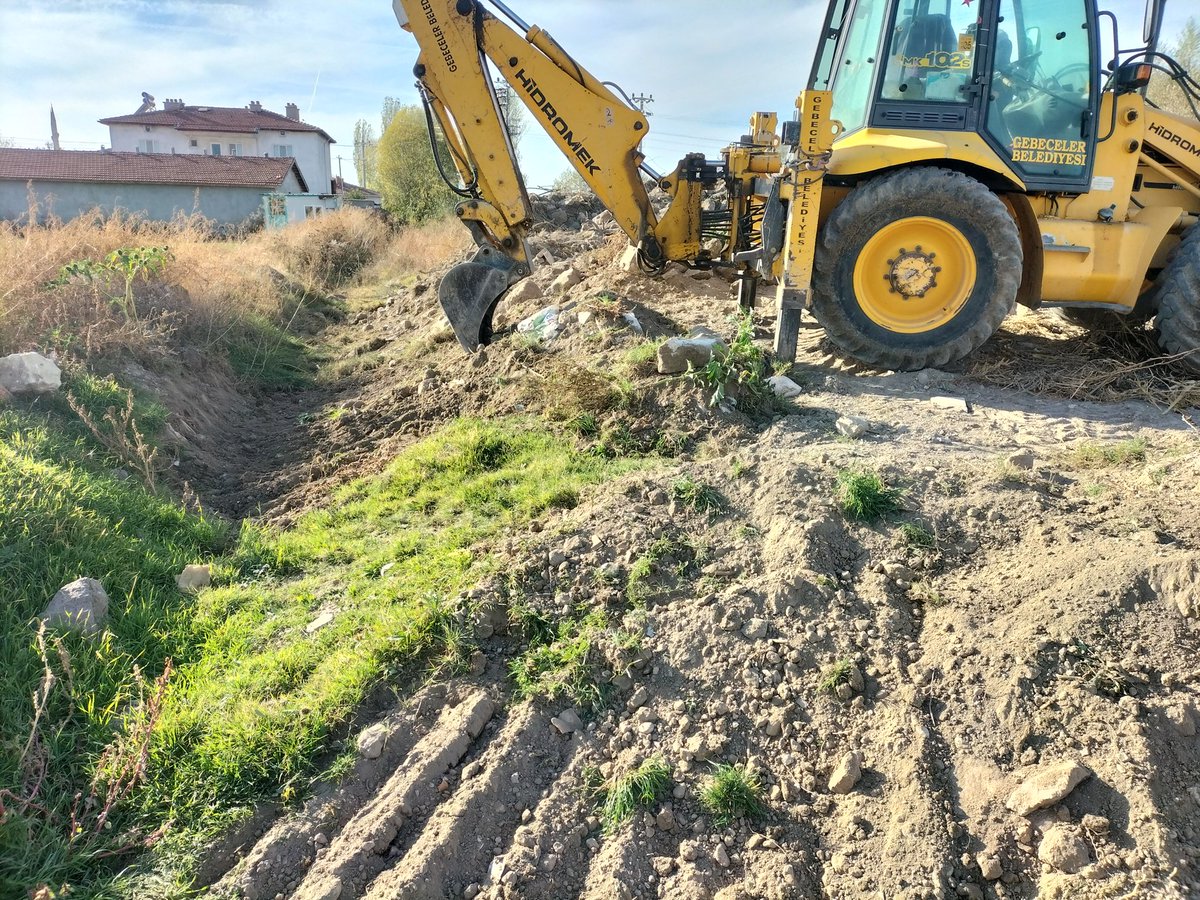 GebecelerBld's tweet photo. Kasabamız temizliklerine devam ediyoruz.Vatandaşlarımızın soba küllerini çuvallara doldurarak çöp konteyneri yanına koymalarını rica ediyoruz.Temiz GEBECELER için! @mehmetkeklik94 https://t.co/iqV3OptJYA