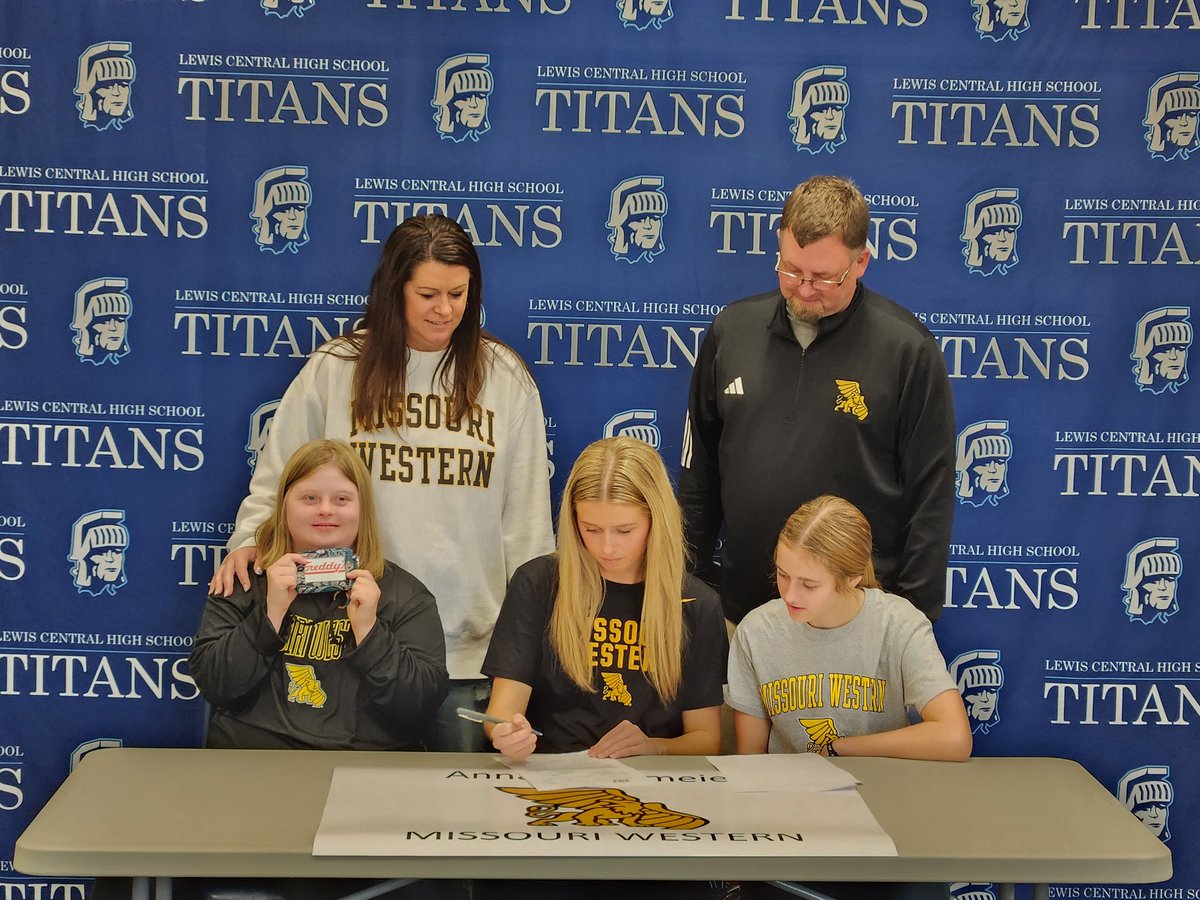 Congratulations to Anna Strohmeier for signing a NLI to continue her volleyball career at Missouri Western. #lctitans
