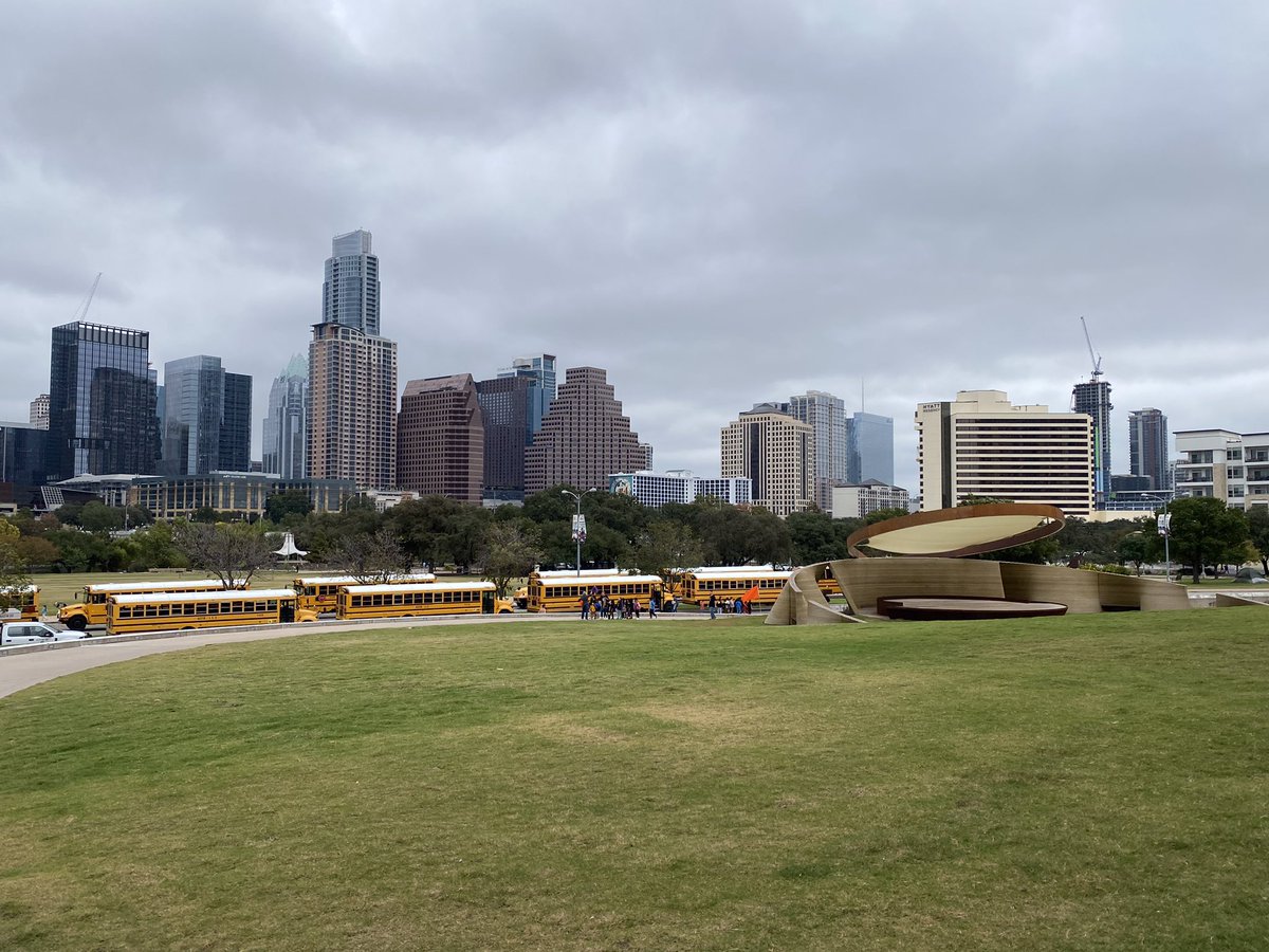 Gracias @LongCenter y Long Reach for the Arts por hacer que todos los boletos estén disponibles sin costo para el distrito. Nuestro agradecimiento a @AISDArts & @AISDMultilingue, nuestros colaboradores del distrito por esta oportunidad. ¡Apreciamos mucho a @AISDbuses también!