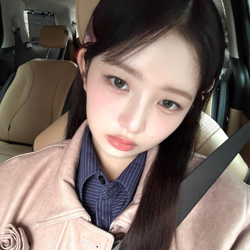 C00LW1TH_MINJI's tweet image. Doing this again…looking for interactive moots

— she / they | 7teen | I’m very cool 😎 
— not new to #stantwt &amp;amp; #kpoptwt
— looking for #NewJeans #itzy #SKZ #SVT #aespa #IVE #nmixx moots &amp;amp; dm buddies 💗 !! 
— I also play Genshin impact 😗

↻ / ♡ to spread. thank you ☺