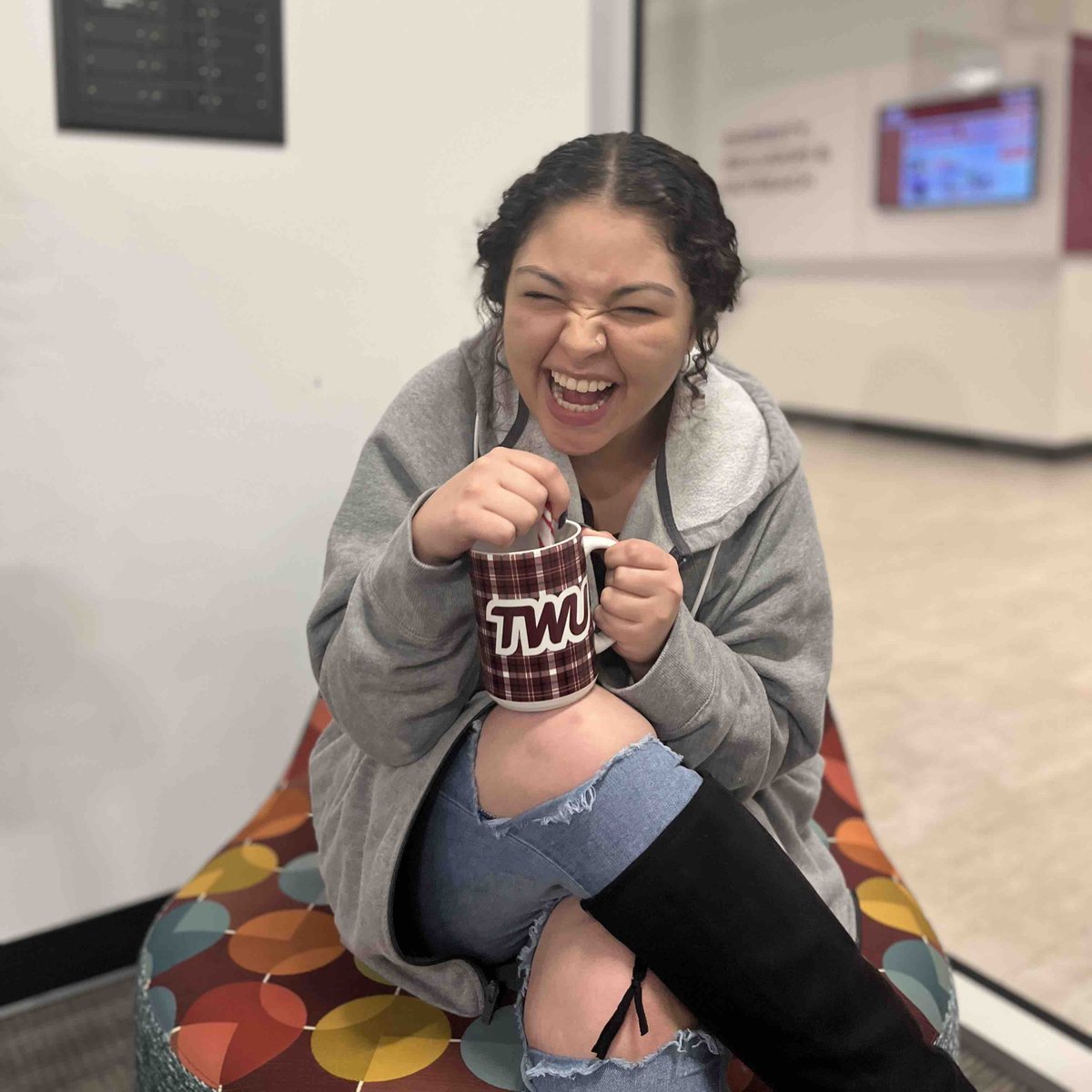 TWUStudentU's tweet photo. Hey Pioneers! Join us for some holiday cheer by writing cards for first responders, Veterans, and senior citizens! Enjoy some gourmet hot chocolate and an opportunity to take your pictures! First 100 guests will receive a special present! #twuevents #twustudentu #txwomans https://t.co/2tCwGnYcrb