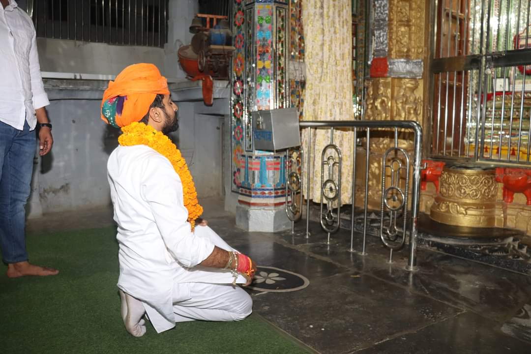 ManishYadavIn's tweet photo. जन-जन को जोड़ेंगे
उन्नति के नए द्वार खोलेंगे

आज मनोहरपुर नगरपालिका में देवतुल्य जनता का भरपूर आशीर्वाद मिला जो शाहपुरा के बदलाव की बयार को दर्शा रहा है। मैं नतमस्तक हूँ अपनत्व, आशीर्वाद व इस प्यार के लिए। 1/10

#Shahpura #कांग्रेस_फिर_से https://t.co/rJ39AnfLWy