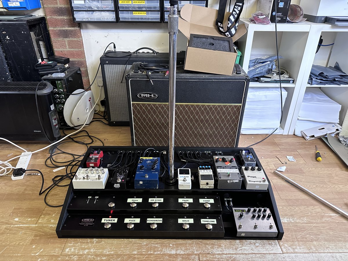 MikehillMhs's tweet photo. Been busy working on a new custom pedalboard for @NoelGallagher ready for the next run of tour dates.
Nice to keep Mike's name in the industry.
#NGHFB #NoelGallagher #Strymon #echodrive
πΈ- Mickey Winder & MHS https://t.co/mI7TnjezJj