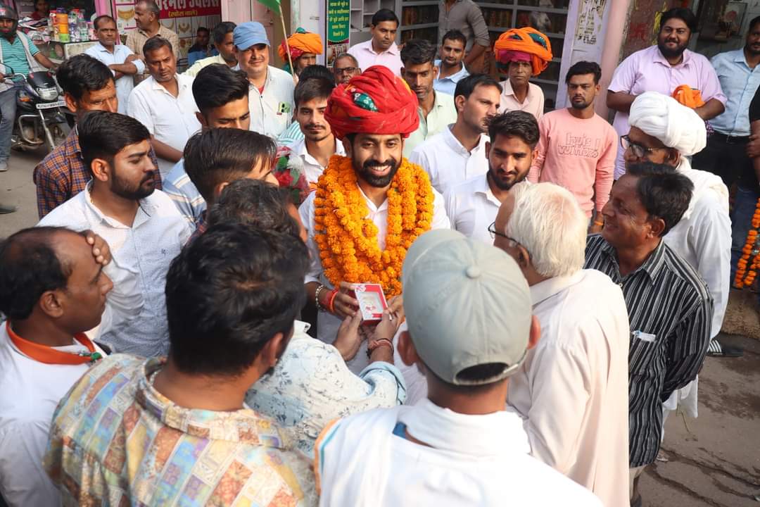 जन-जन को जोड़ेंगे
उन्नति के नए द्वार खोलेंगे

आज मनोहरपुर नगरपालिका में देवतुल्य जनता का भरपूर आशीर्वाद मिला जो शाहपुरा के बदलाव की बयार को दर्शा रहा है। मैं नतमस्तक हूँ अपनत्व, आशीर्वाद व इस प्यार के लिए। 1/10

#Shahpura #कांग्रेस_फिर_से