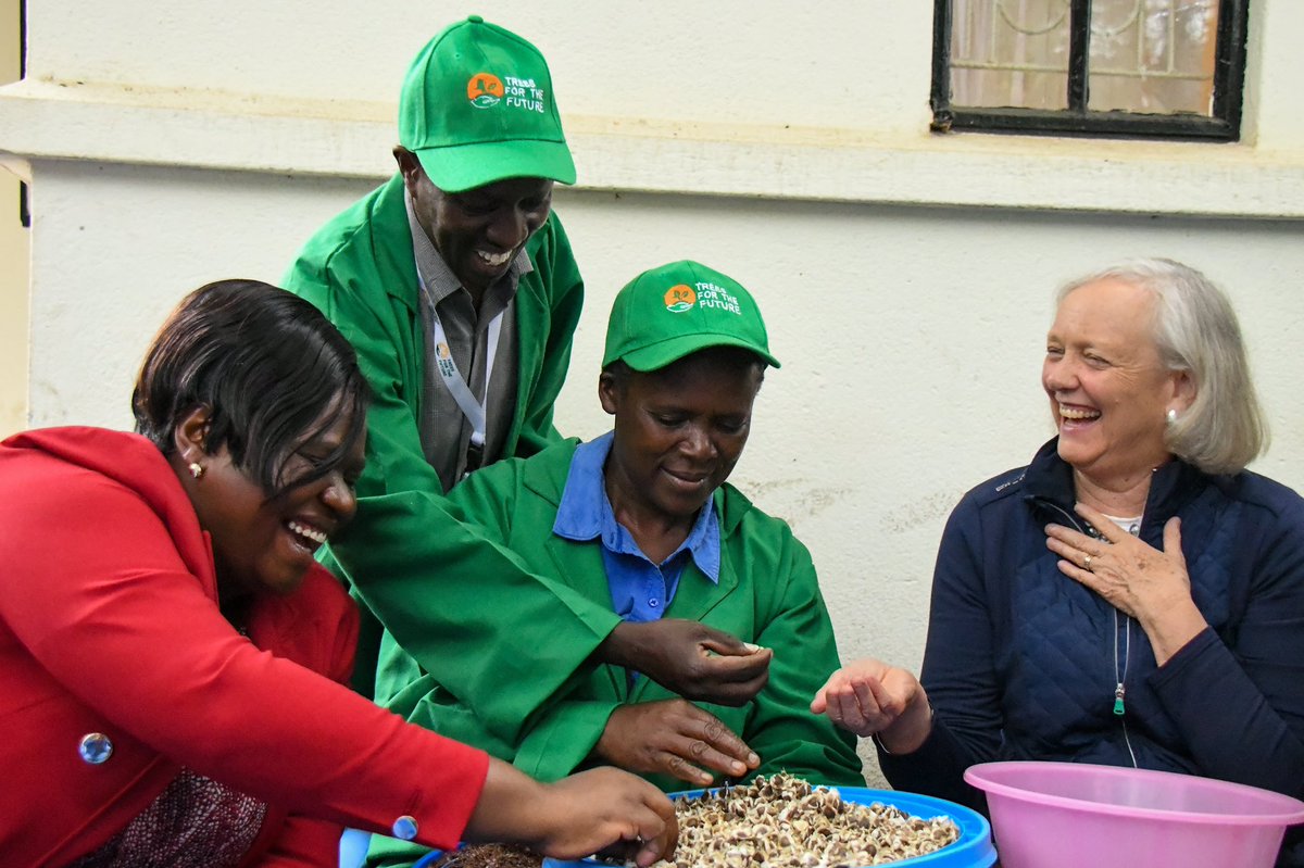 USAmbKenya's tweet image. Honored to learn more about the vibrant agricultural economy in @HomaBayCountyKE from small-holder farmers and workers at #TreesForTheFuture, a 🇺🇸 non-profit helping 8,000 🇰🇪 farmers practice climate-smart agriculture.