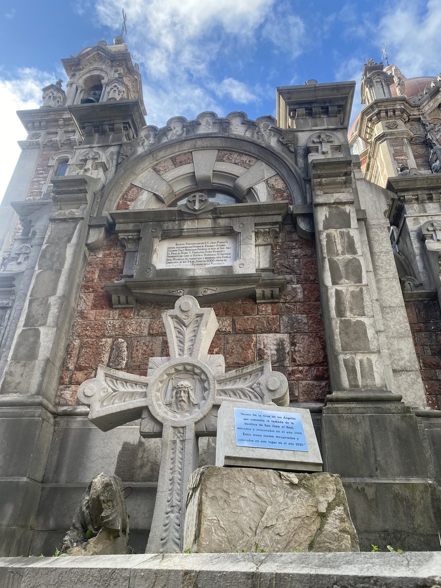 Teremendezusal's tweet photo. En Oviedo visitamos la Basílica de San Juan el Real, que destaca por las siguientes características principales: estilo gótico, una historia centenaria, capillas laterales, detalles arquitectónicos y una valiosa colección de arte sacro en su interior. #historiaEUMZA #hcyl https://t.co/lpR3Cuo5Gb