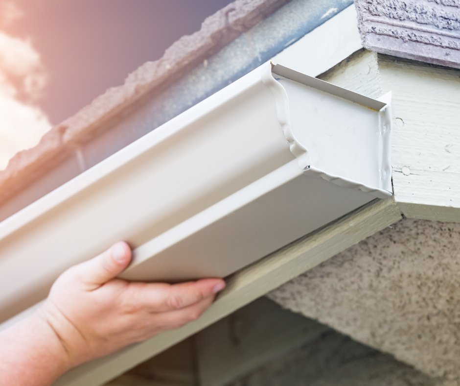 TriCountyWindow's tweet image. ๐ง Don't Let Rainwater Damage Your Home! ๐ง
Properly functioning gutters are essential for protecting your home's foundation. Our team is here to ensure your gutters are in top shape. Reach out for a professional inspection and upgrade today! #GutterSolutions #VirginiaHomes