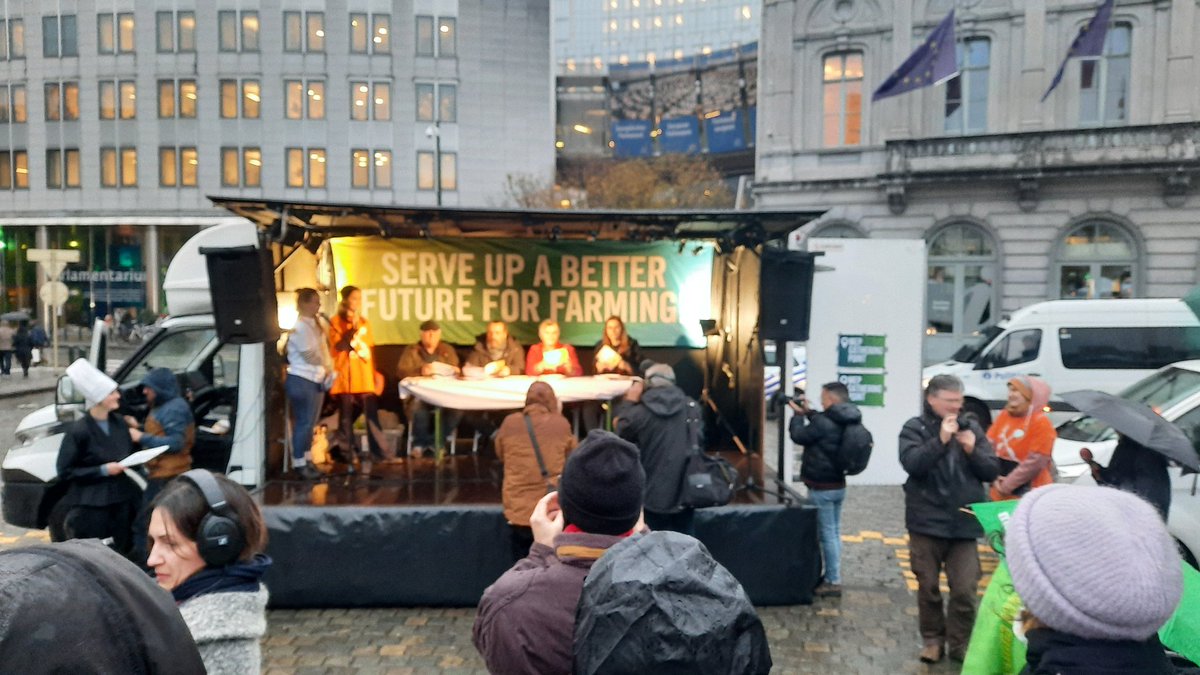 nina_holland's tweet image. HAPPENING NOW
#GoodFoodGoodFarming protest in Brussels
Stop the breakdown of the #EUFarmtoFork : pesticide reduction, NRL,  chemicals, sustainable food law....