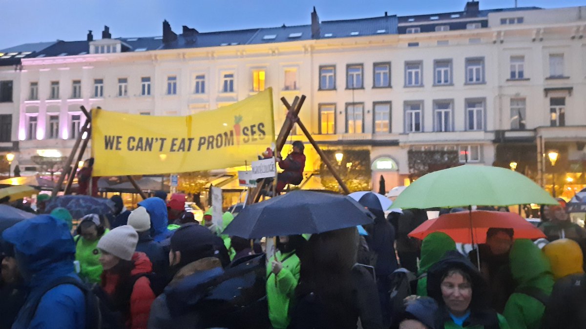 nina_holland's tweet image. HAPPENING NOW
#GoodFoodGoodFarming protest in Brussels
Stop the breakdown of the #EUFarmtoFork : pesticide reduction, NRL,  chemicals, sustainable food law....
