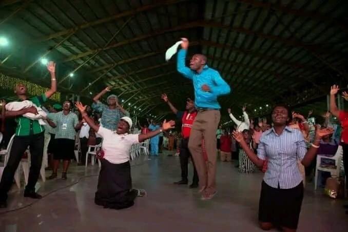 yabaleftonline's tweet photo. Pastor reportedly sells his church and its congregation to another pastor before relocating abroad. https://t.co/nB7CZiKanD