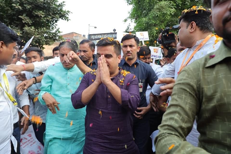svgrybguj's tweet photo. माना के घना अंधेरा है पर 
दीप जलाना कहा मना है..

વસ્ત્રદાન કરી સમાજ સેવાનું એક ઉત્તમ ઉદાહરણ પૂરું પાડવા સ્વામી વિવેકાનંદ ગુજરાત રાજ્ય યુવા બોર્ડ દ્વારા ચાલી રહેલા #Vastradan2023 અભિયાનમાં ગૃહરાજ્ય અને યુવા, રમતગમત તથા સાંસ્કૃતિક વિભાગના મંત્રી શ્રી @sanghaviharsh https://t.co/GTfFzDcO6E