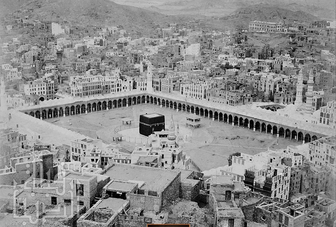 همة في طلب العلم :
.
كان الشيخ عيسى بن محمد رواس -رحمه الله - ( ت 1365) يمتهن الجزارة ويتعيش من ربحها، وكان ينزل إلى المسجد الحرام لأداء الصلاة في جماعة وصادف أن شاهد الشيخ عبدالرحمن الدهان الحنفي-رحمه الله - (ت:1337)وسط حلقة طلابه؛ فجلس يستمع لدرسه فشع في قلب الشيخ عيسى نور