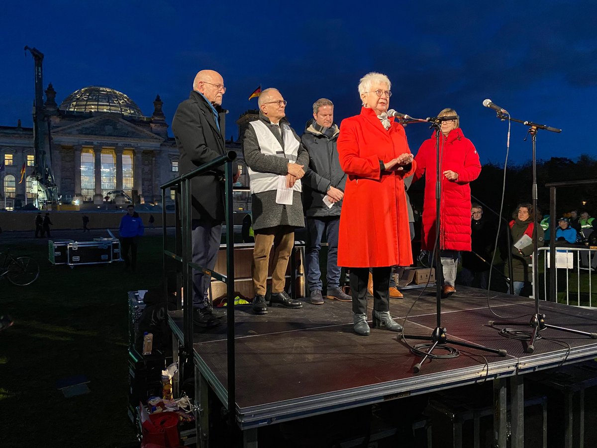 „Die Kürzungen sind am falschen Platz, sie sind unproduktiv und unverständlich. Sie zerstören vorhandene Strukturen unseres Sozialstaates“, sagt unsere Präsidentin Gerda Hasselfeldt auf der #BAGFW-Kundgebung. #sozialkürzungenstoppen