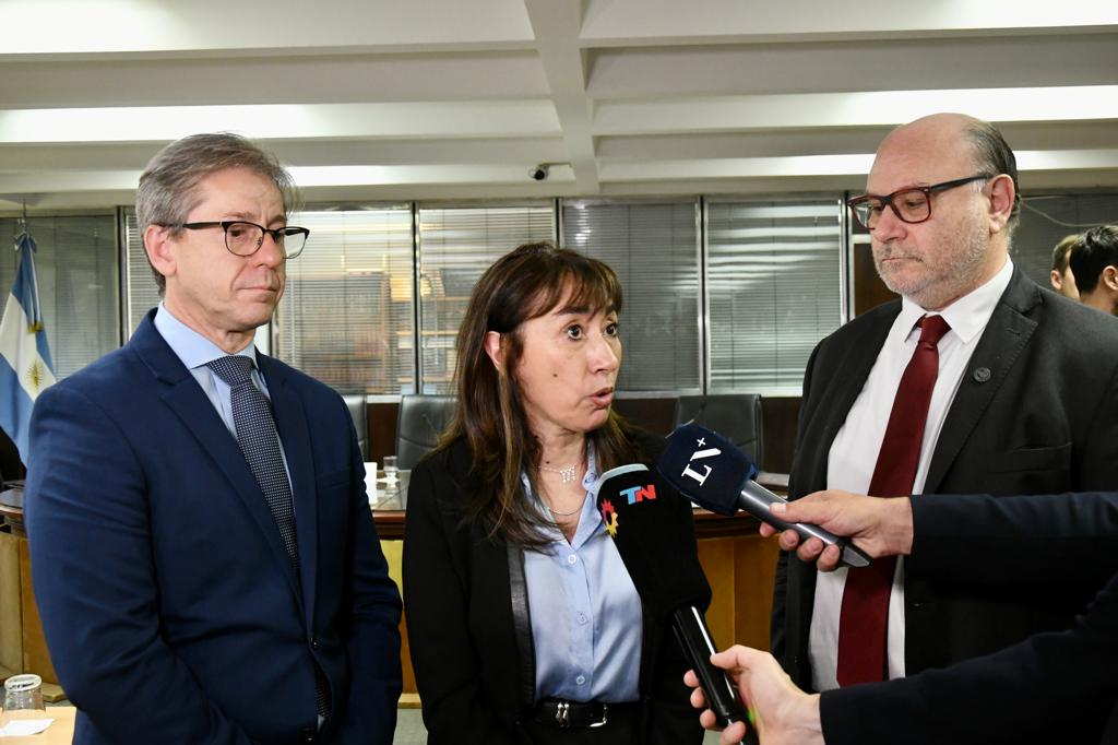 Por mayoría el jurado resolvió destituir al juez #WalterBento por mal desempeño en el ejercicio de sus funciones, faltando a la transparencia y probidad. Junto a los consejeros <a href="/MPiedecasas/">Miguel Piedecasas</a> y @PeteCoVischi hemos sostenido la acusación en el transcurso de este jury.