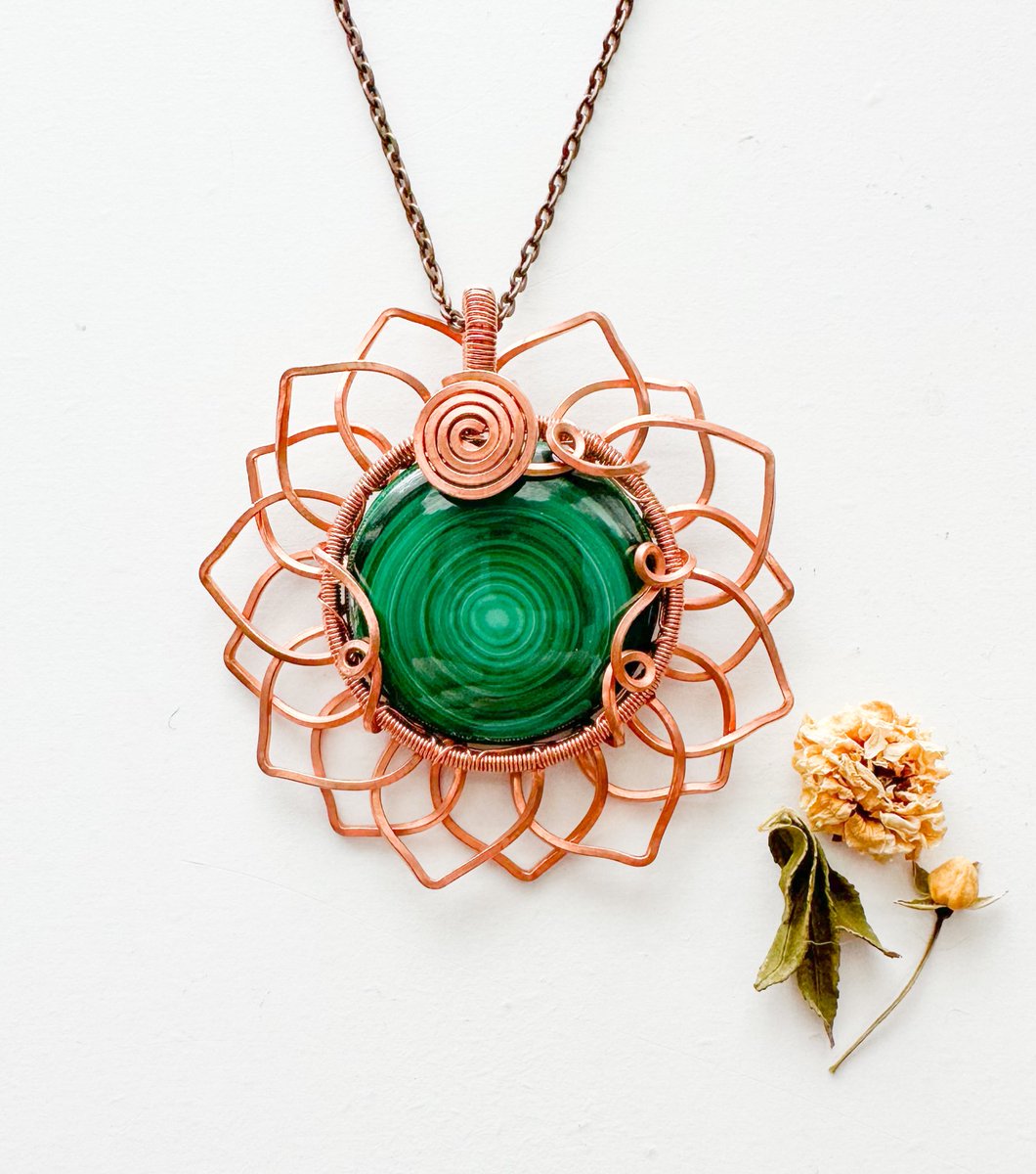mildhippie's tweet photo. this malachite is easily the most magnificent stone I’ve ever wrapped 💚🌻

available Nov. 10th at 8pm eastern time https://t.co/UIsPz487ds